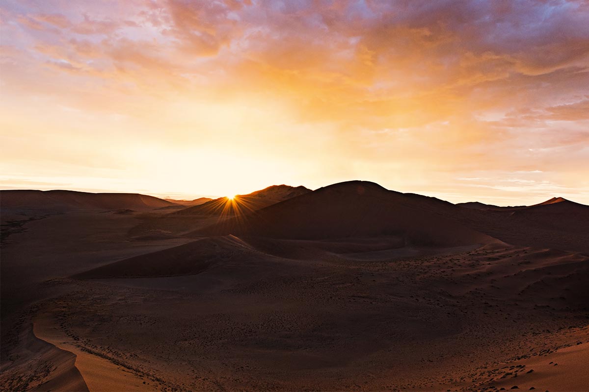 Sonnenaufgang in der Namib Wüste