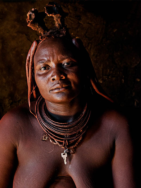 Himba Frau mit Kopfschmuck