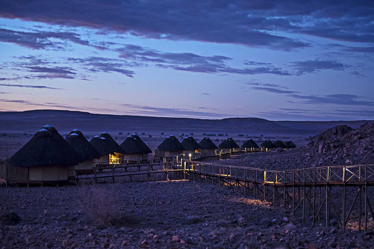 Abendstimmung über den Hütten der Sossus Dune Lodge in Namibia