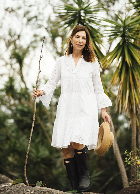 Martina Klein im weißen Kleid und Gummistiefel - Best Aging