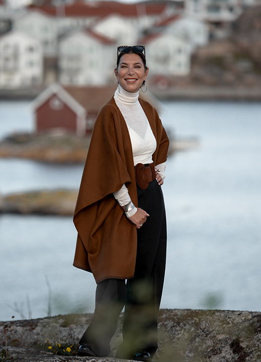Martina Klein trägt ein Herbstoutfit mit Cape